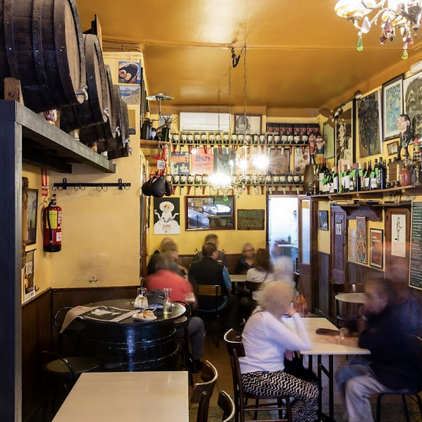 Los bares imprescindibles de Gràcia Interior de bar bodega Quimet