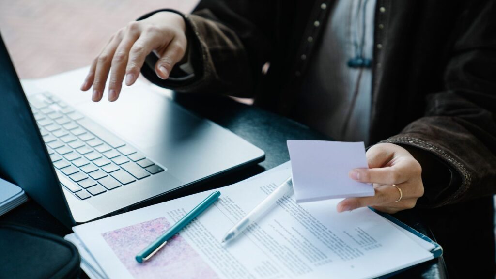 5 métodos de estudio: Un estudiante utilizando flashcards.