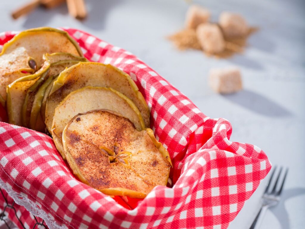 3 aperitivos: Chips de manzana con canela