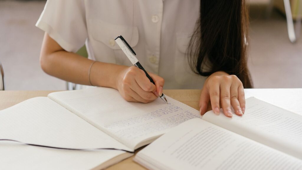 Un estudiante aplicando la técnica del Active Recall.