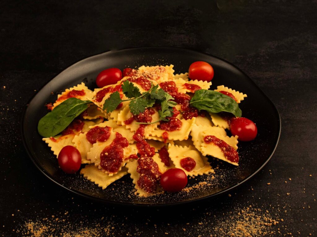 Pasta con tomate, espinacas y atún