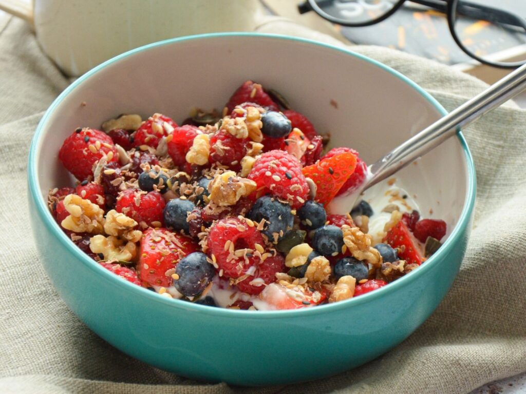4 desayunos: Yogur con fruta, avena y frutos secos