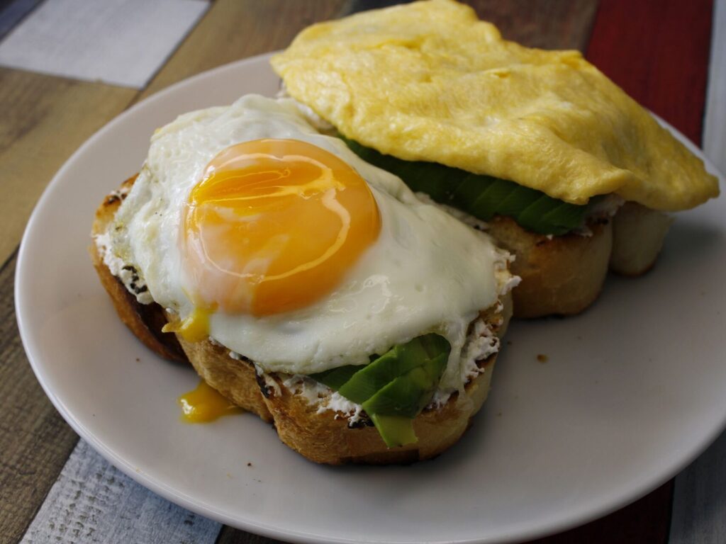 4 desayunos: Tostada de aguacate y huevo